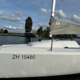 The SWI-TEC scarecrow universal protect your ship from bird droppings. The constant movement of the bars means the birds don't stay on your boat to poop