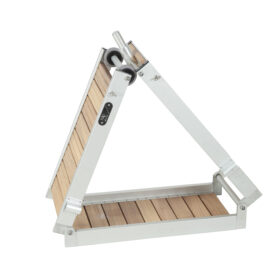 Additionally, the gangway is fitted with two wheels and an insertion sleeve, providing a comfortable boarding experience.