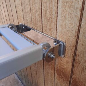 Thanks to the strong stainless steel gangway stern bracket, boarding the boat is now safer.