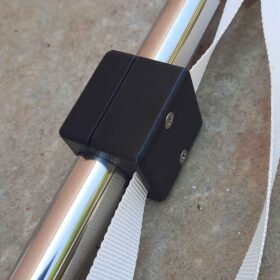 Ob Sie nun mit einem Motor- oder Segelboot Ihre Reise antreten, unser Sonnensegel-System eröffnet Ihnen die ideale Option, um im Hafen oder vor Anker Schatten zu finden.